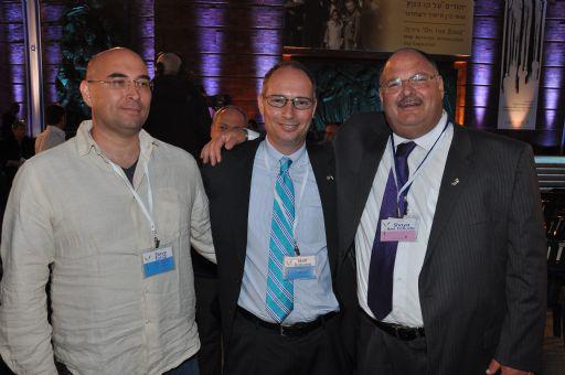 Moti Kahana (center) and his brother Steve Tal–Or (left) with Managing Director of International Relations Division Shaya Ben Yehuda (right) at the Yom Hashoah 2014 State opening ceremony.
